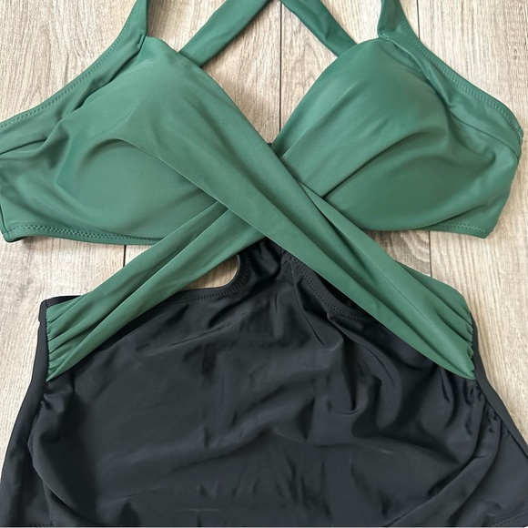 NWT Cupshe Colorblock Cutout One-Piece Black and Green Swimsuit - Picture 4 of 8
